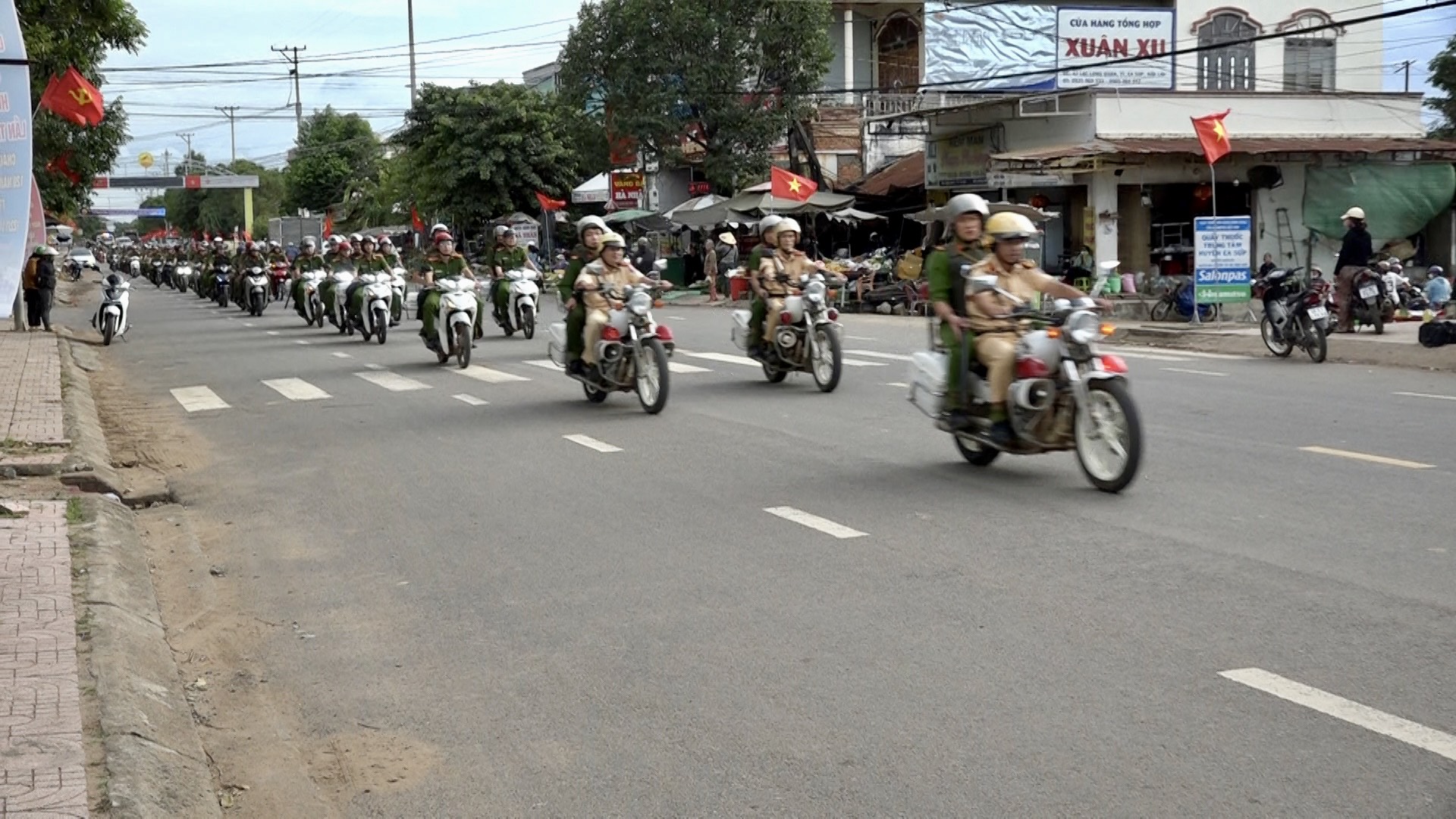 lực lượng Công an huyện tiến hành diễu hành, biểu dương lực lượng 